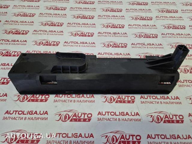 Кронштейн радіатора правий 17117616026 BMW