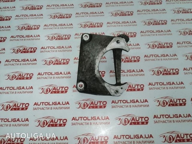 Кронштейн подушки (опори) двигуна, лівої 22116761117 BMW