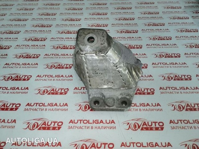 Кронштейн подушки (опори) двигуна, правої 22116781242 BMW