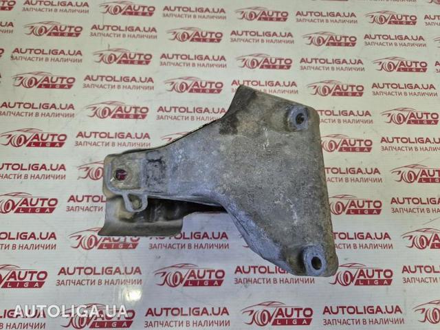 Кронштейн подушки (опори) двигуна, правої 22116784824 BMW