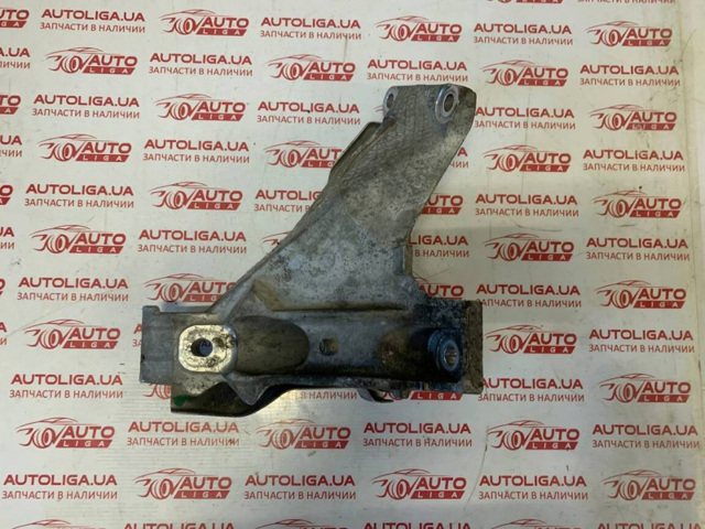 Кронштейн подушки (опори) двигуна, правої 22116797920 BMW