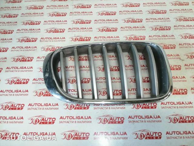 Решітка радіатора права 51117210726 BMW