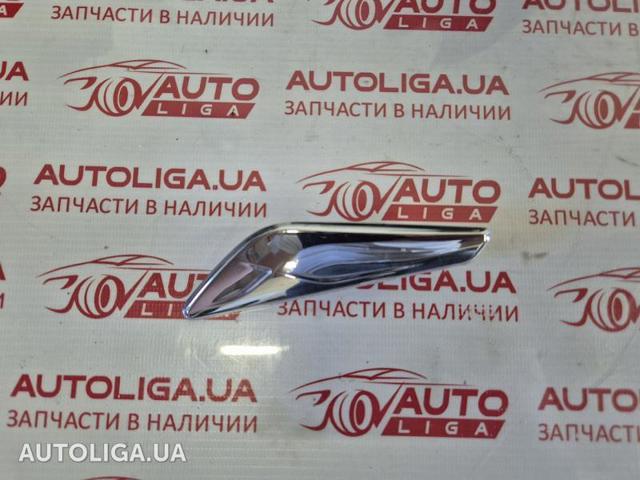Накладка переднього правого крила 51117338570 BMW