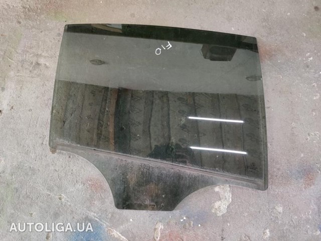 Скло задніх дверей, правих 51357182124 BMW