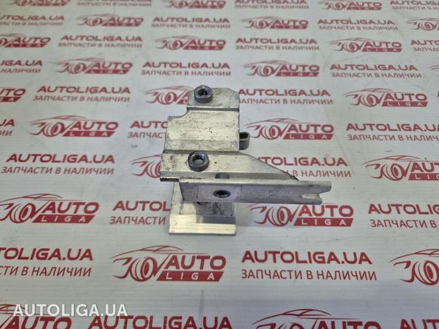 Кронштейн передньої балки 51647245795 BMW