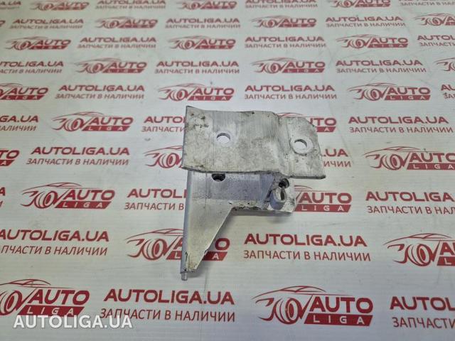 Кронштейн передньої балки 51647245796 BMW