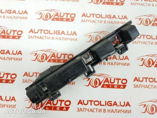 Кронштейн зовнішньої накладки порога правого 51777294888 BMW