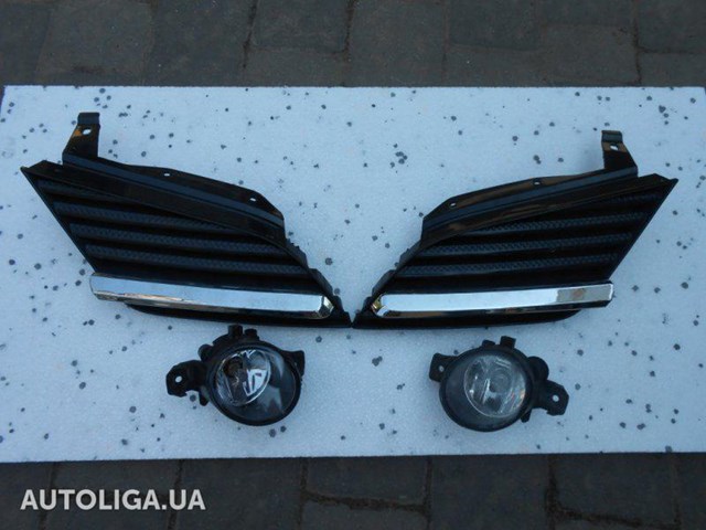 Решітка радіатора права 62320AU300 NISSAN