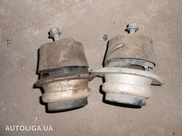 Подушка (опора) двигуна лів./прав. 7L6199131A VAG