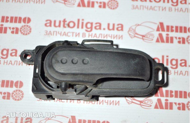 Тримач зовнішньої ручки дверей, задніх правих 82610AX62C NISSAN