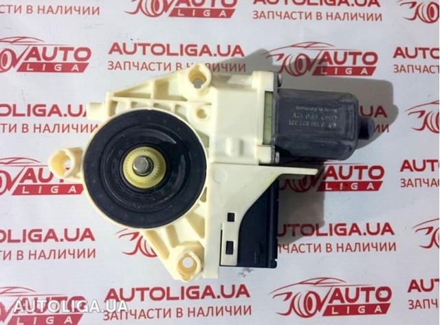 Мотор склопідйомника дверей задніх, правих 827300001R RENAULT