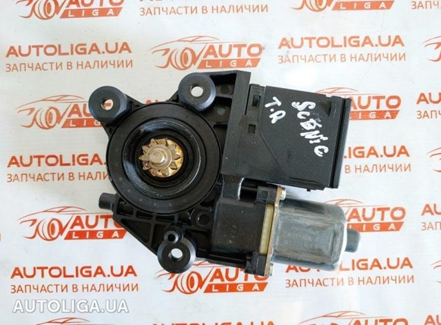 Двигун стеклопод'емника двері задньої, правої 827303178R RENAULT