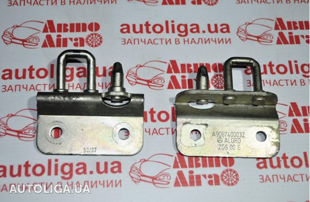 Петля-зачіп (відповідна частина) замку задніх навстіж дверей, лівий нижній A9067400032 MERCEDES