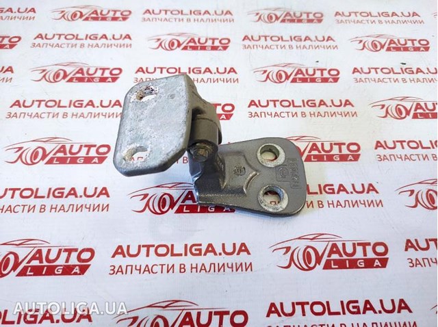 Дверний шарнір правий передній LR030347 LAND ROVER