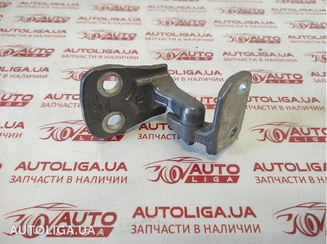 Петля передніх дверей права LR031768 LAND ROVER