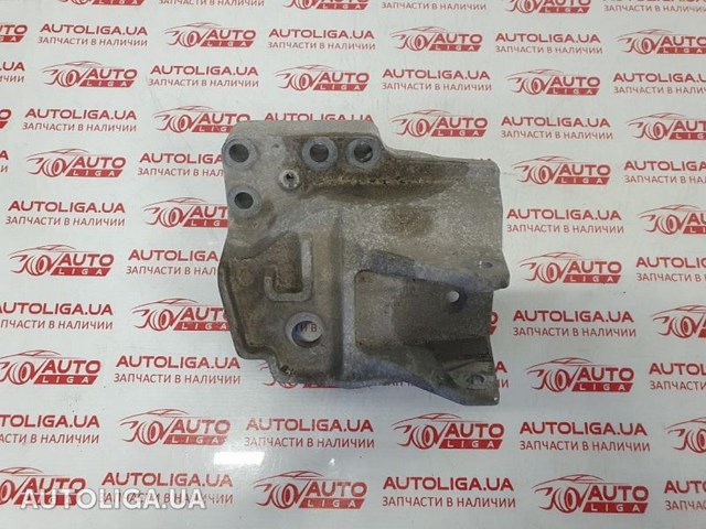 Кронштейн подушки (опори) двигуна, правої LR037029 LAND ROVER
