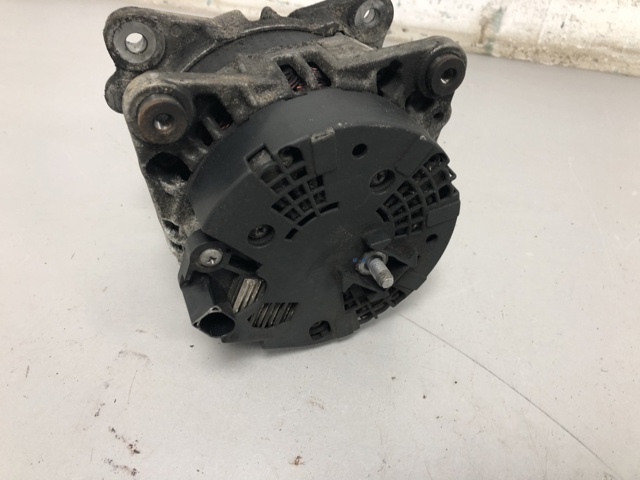 Авто генератор 03L903017E VAG