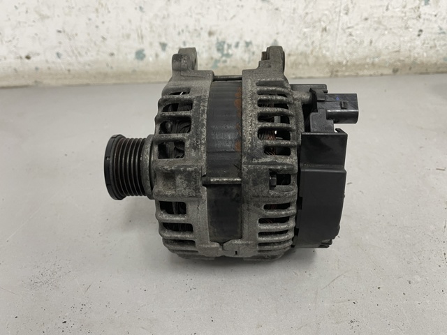 Авто генератор 04L903017E VAG
