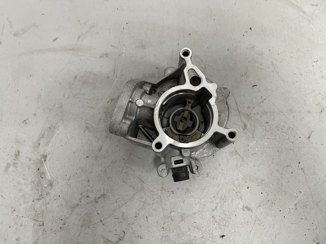 Насос вакуумний 06K145100B VAG
