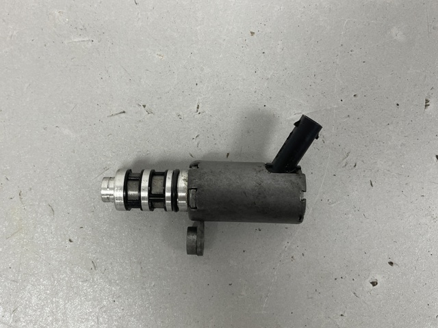 Клапан електромагнітний положення (фаз) розподільного валу 06M115393D VAG