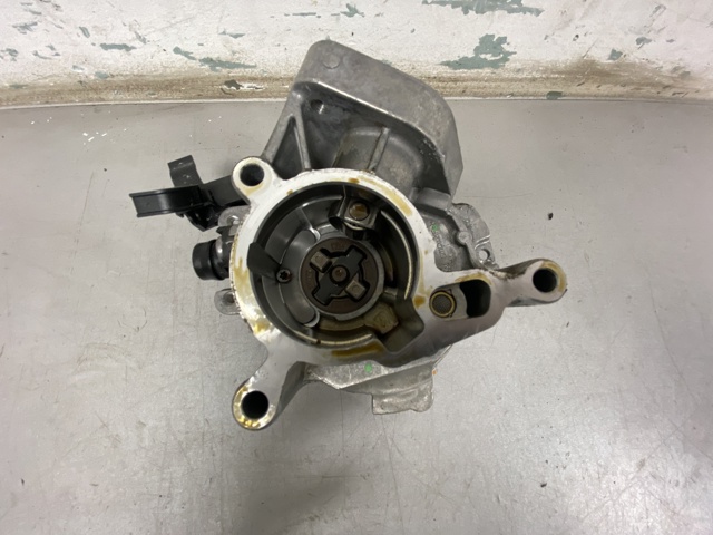 Насос вакуумний 06N145100E VAG