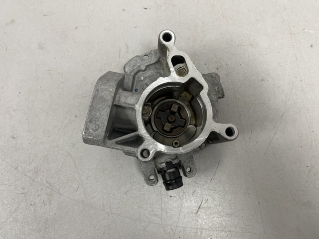 Насос вакуумний 06N145100G VAG