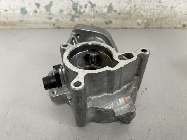 Насос вакуумний 06N145100G VAG