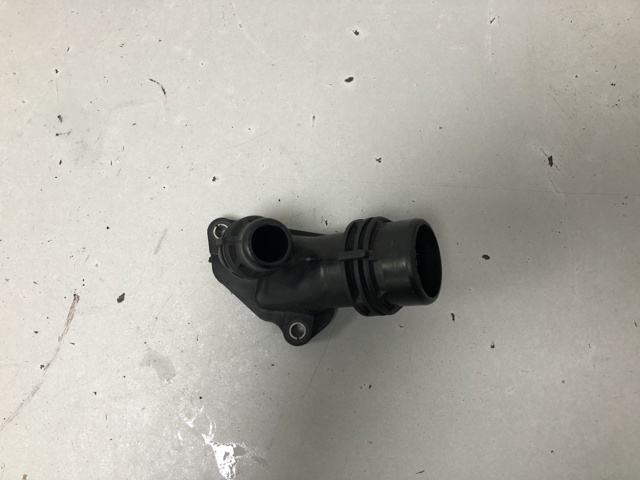 Водяний патрубок 11117800048 BMW