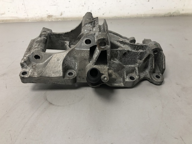 Помпа водяна, (насос) охолодження, в зборі з корпусом 11518588887 BMW