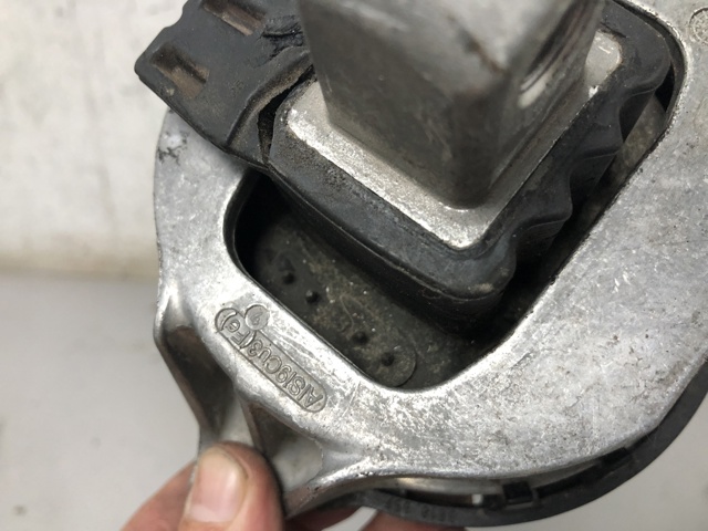 Права опора двигуна 22116860472 BMW