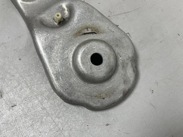 Кронштейн задньої балки 31106861142 BMW