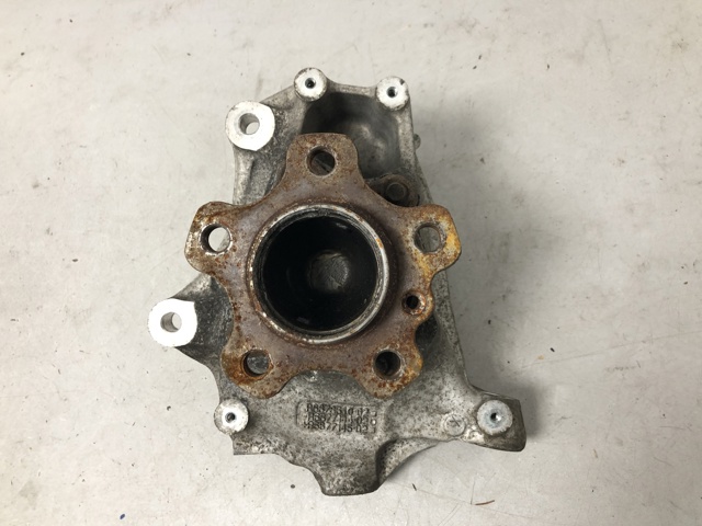 Кулак поворотний передній правий 31216877144 BMW