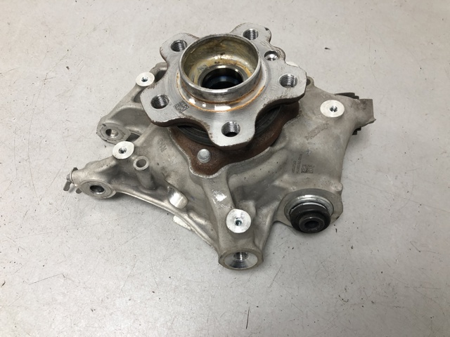 Кулак поворотний правий 33306886950 BMW