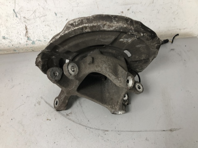 Цапфа поворотна права 33326793770 BMW