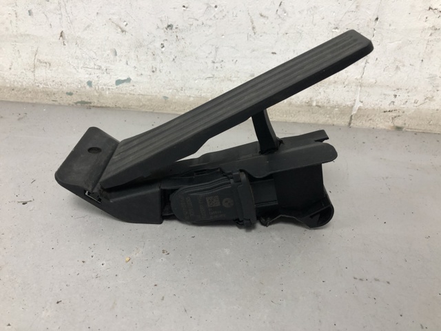 Підаль газу 35426853176 BMW