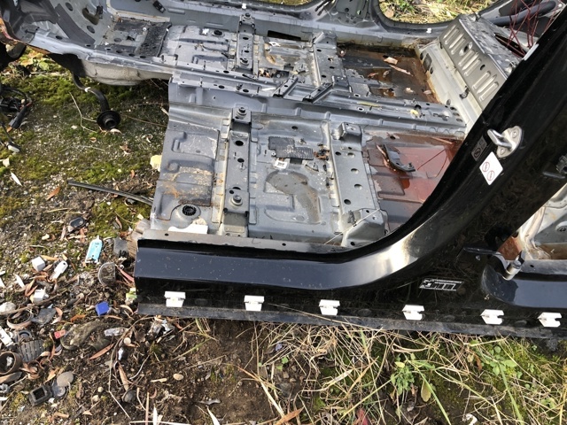 Ремчастина кузова ліва 41305A06027 BMW