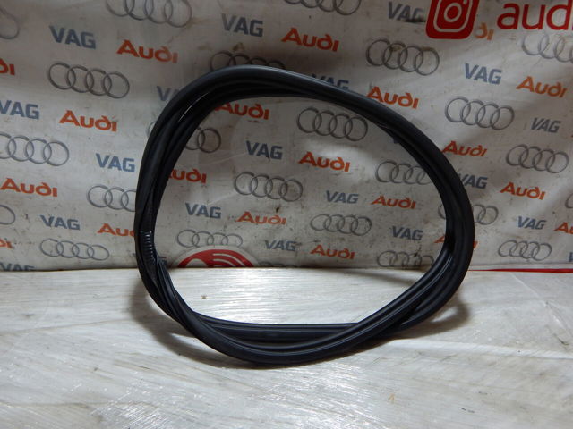Ущільнювач дверей задніх, (на кузові) 4G5833721A VAG