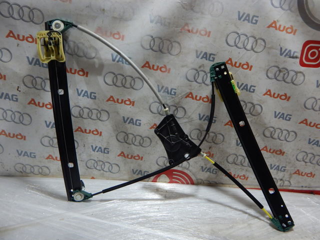 Склопідйомник передньої правої двері 4K0837462 VAG