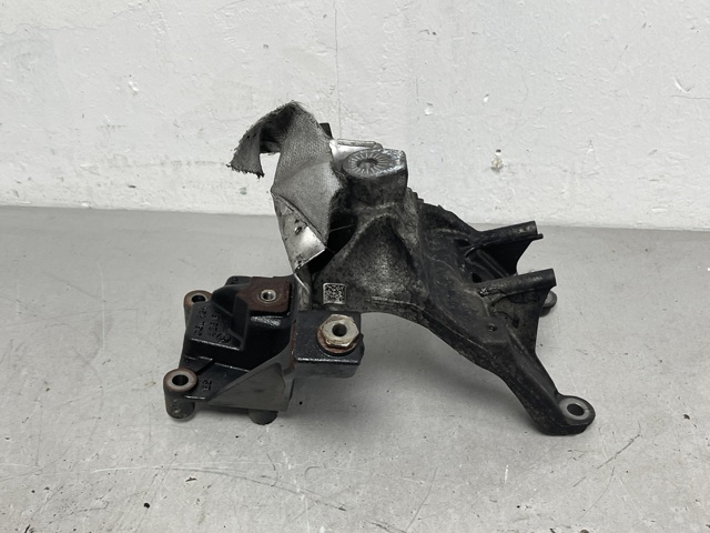 Кронштейн подушки (опори) двигуна, правої 4M0199308BQ VAG