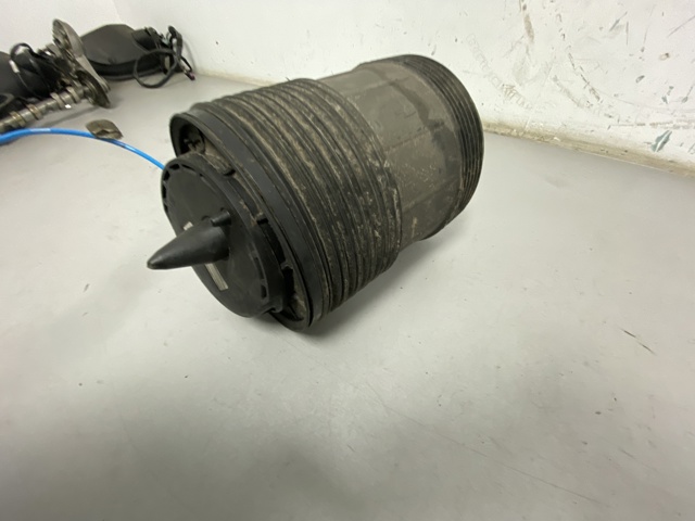 Пневморессора задня 4M0616002AA VAG