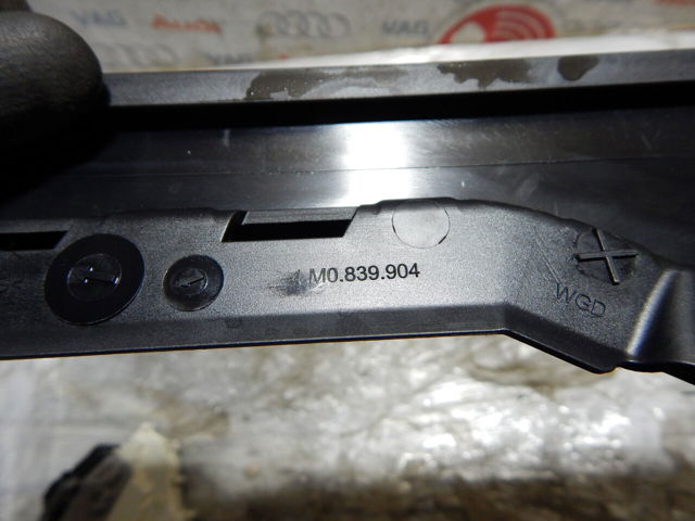 Накладка задньої двері, правої, вертикальна 4M0839904 VAG