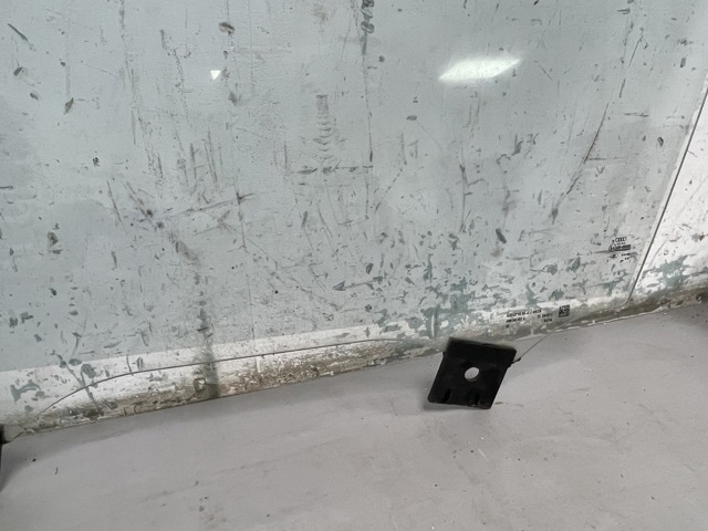 Скло водійських дверей 4M0845021A VAG