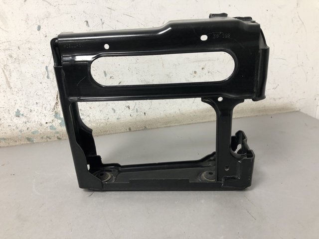 Кронштейн арки колеса (лонжерона) правий 51117399916 BMW