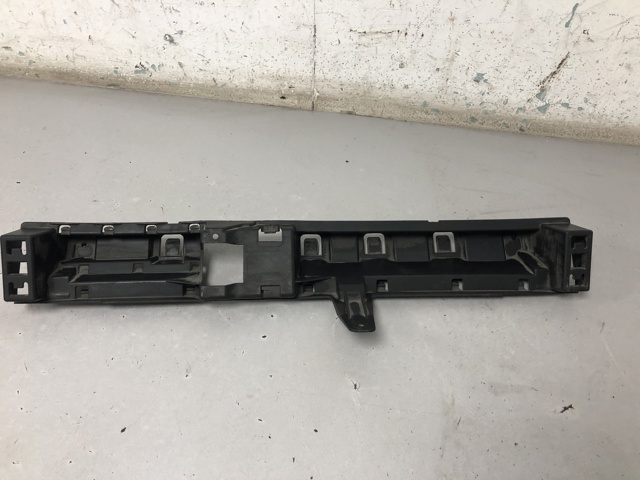 Кронштейн бампера заднього, центральний 51127477434 BMW