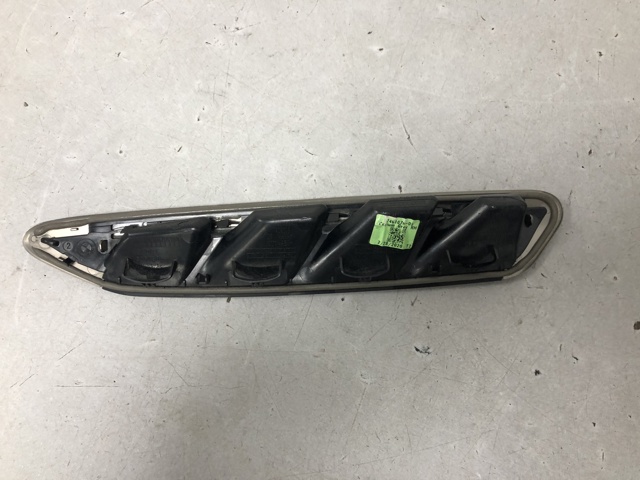 Молдинг переднього правого крила 51137461076 BMW