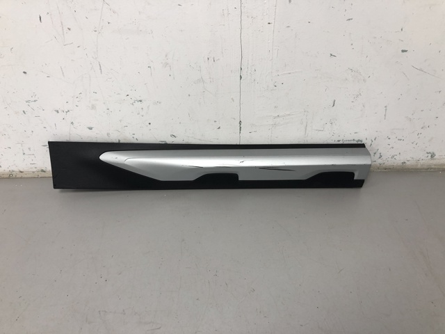 Молдинг задніх правих дверей, нижній 51138499212 BMW