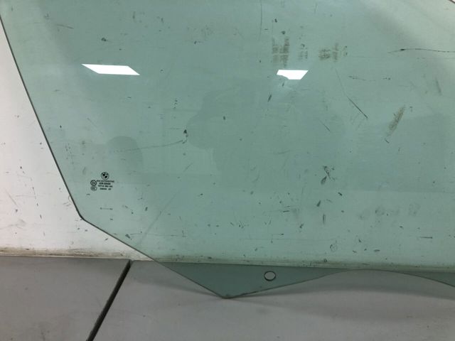 Скло пасажирських дверей 51337182110 BMW