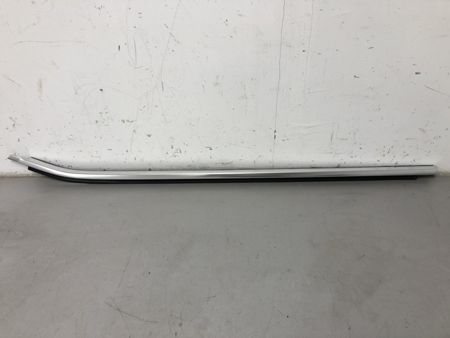 Молдинг опускного скла дверей передньої, лівої 51337410013 BMW