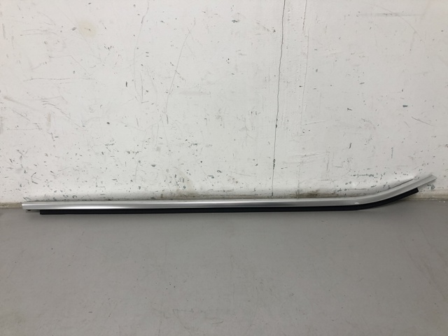 Молдинг опускного скла дверей передньої, правої 51337410014 BMW