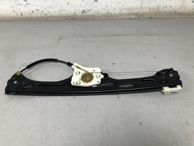 Склопідйомник задніх правих дверей 51357166382 BMW
